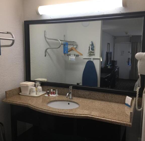 キングサイズベッドのデラックスルーム, Days Inn By Wyndham Stuart