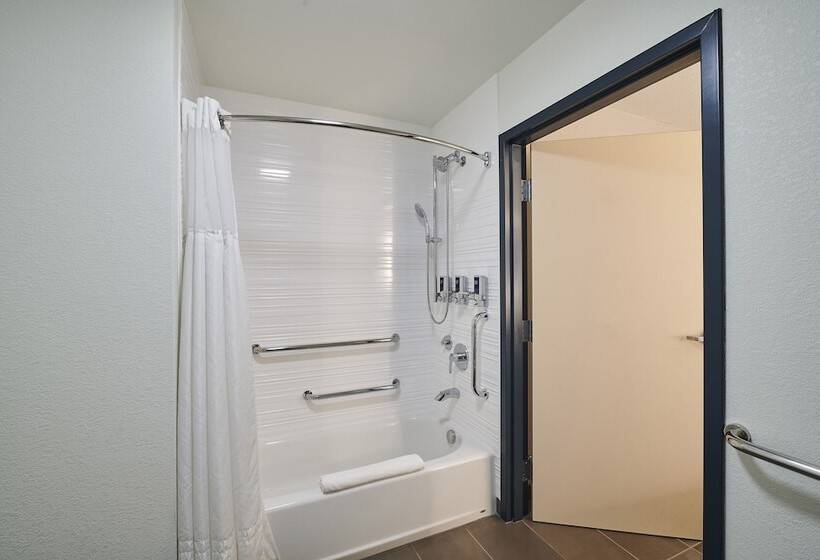 غرفه قياسيه سريرين مزدوجين, Four Points By Sheraton Clevelandeastlake