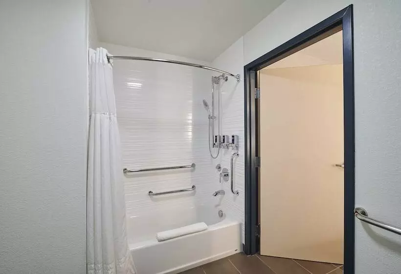 ２ダブルベッドのスタンダードルーム, Four Points By Sheraton Clevelandeastlake
