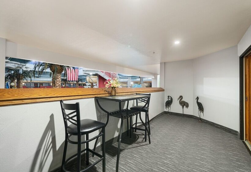 침실 2개 스위트, Ramada By Wyndham Sioux Falls Airport   Waterpark Resort & Event Center