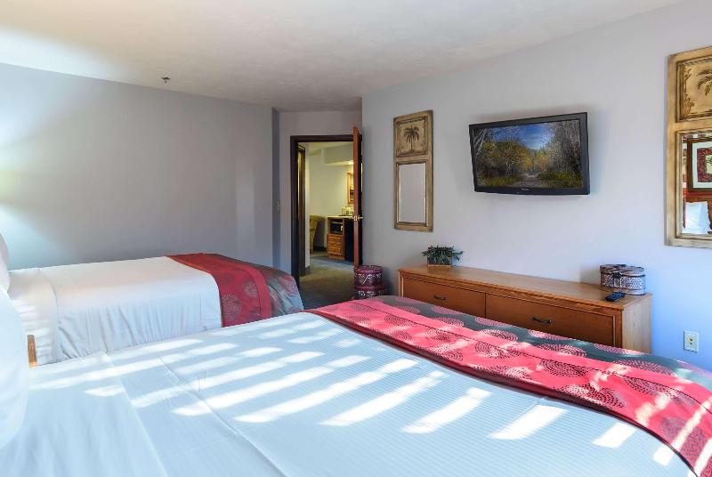 스위트 킹사이즈 침대, Ramada By Wyndham Sioux Falls Airport   Waterpark Resort & Event Center