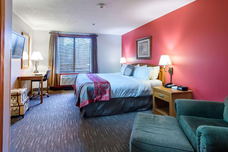 스위트 킹사이즈 침대, Ramada By Wyndham Sioux Falls Airport   Waterpark Resort & Event Center