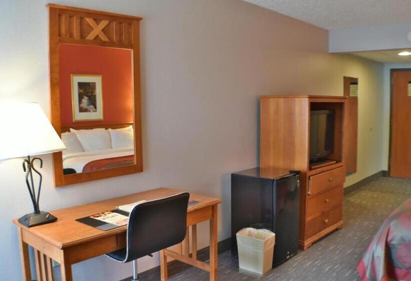 스위트 킹사이즈 침대, Ramada By Wyndham Sioux Falls Airport   Waterpark Resort & Event Center