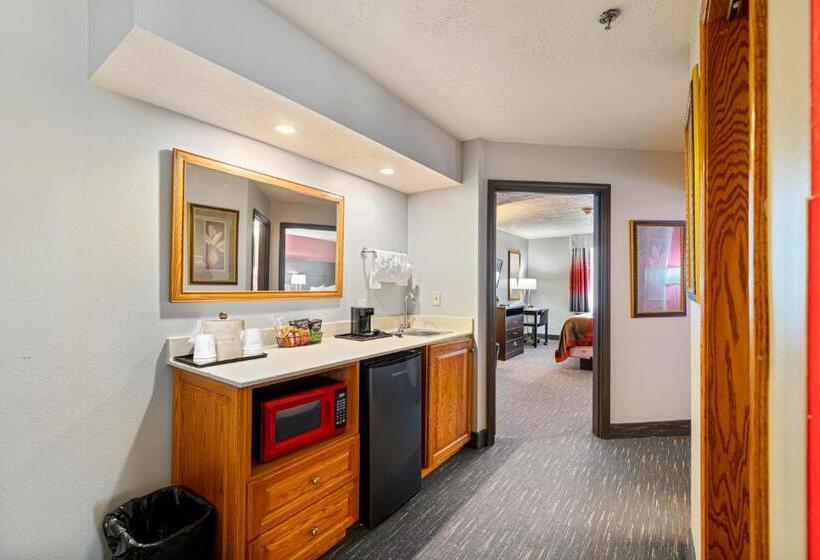 Люкс 2 Спальни, Ramada By Wyndham Sioux Falls Airport   Waterpark Resort & Event Center