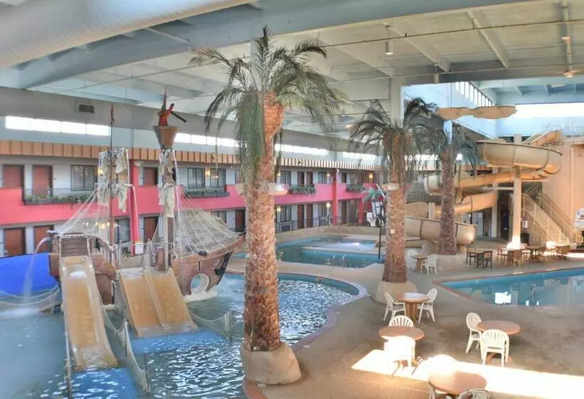 سوییت با چشم‌انداز استخر, Ramada By Wyndham Sioux Falls Airport   Waterpark Resort & Event Center