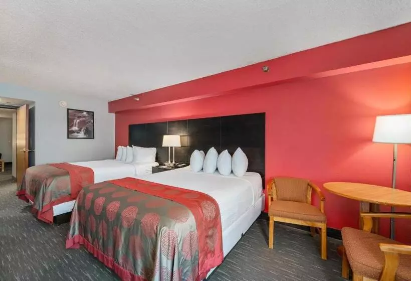 سوییت با چشم‌انداز استخر, Ramada By Wyndham Sioux Falls Airport   Waterpark Resort & Event Center