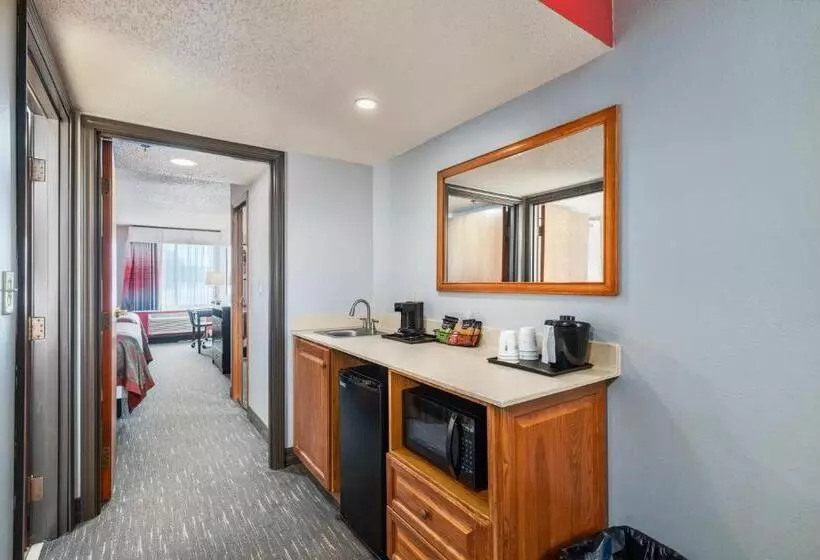 سوییت با چشم‌انداز استخر, Ramada By Wyndham Sioux Falls Airport   Waterpark Resort & Event Center
