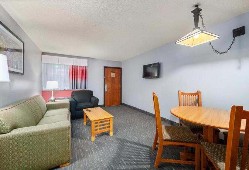 풀장 전망 스위트, Ramada By Wyndham Sioux Falls Airport   Waterpark Resort & Event Center