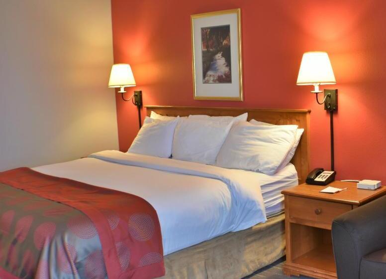 Номер Стандарт, Ramada By Wyndham Sioux Falls Airport   Waterpark Resort & Event Center