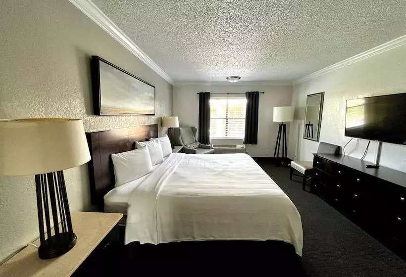 Deluxe Suite King Bed, At Home Inn   Pensacola