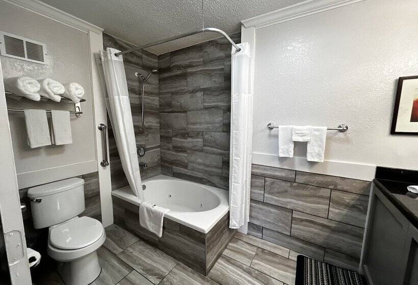 جناح ديلوكس سرير كينج, At Home Inn   Pensacola