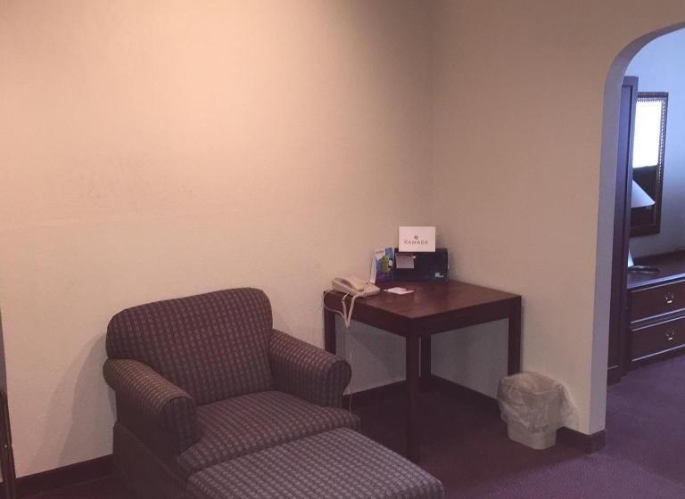 Люкс Deluxe Кровать Кинг, Econo Lodge Whitehall Near Michigan S Adventure