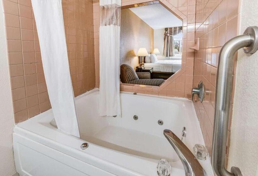 스위트 킹사이즈 침대, Econo Lodge Whitehall Near Michigan S Adventure