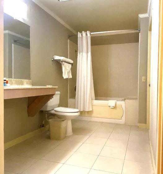 מיטת קינג בסוויטה, Ramada By Wyndham Los Angeles/wilshire Center