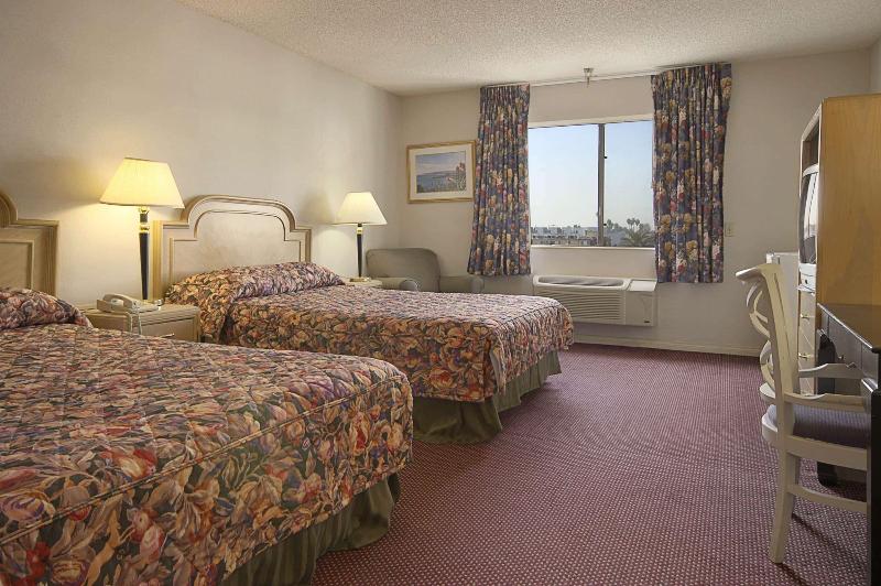 מיטת קינג בסוויטה, Ramada By Wyndham Los Angeles/wilshire Center