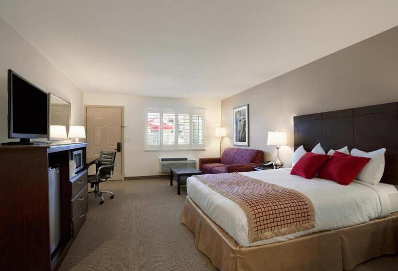 מיטת קינג בסוויטה, Infinity Inn & Suites