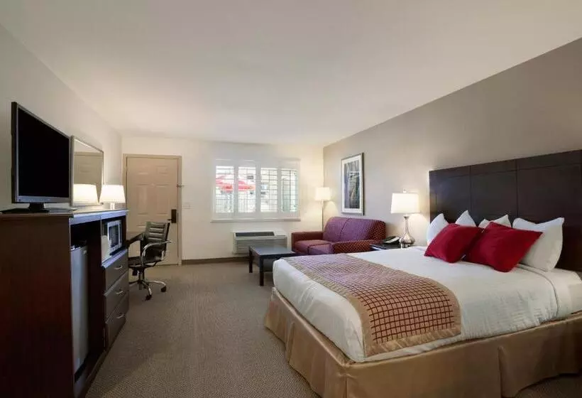 キングサイズベッドのスイートルーム, Infinity Inn & Suites