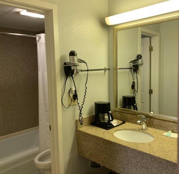 带大床的豪华间, Travelodge By Wyndham Pigeon Forge