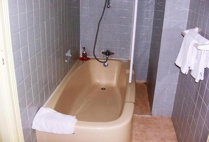 غرفة قياسية ثلاثية, La Vieille Auberge