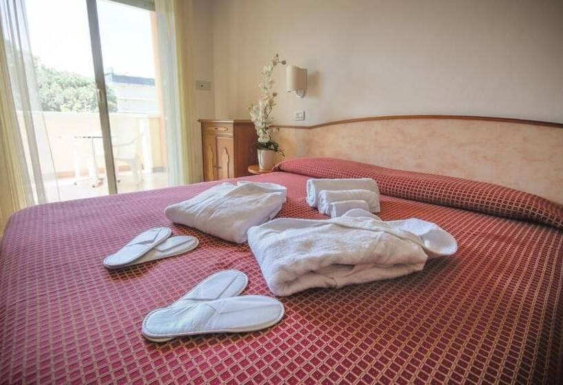 غرفة قياسية مطلّة علي البحر, Cervia