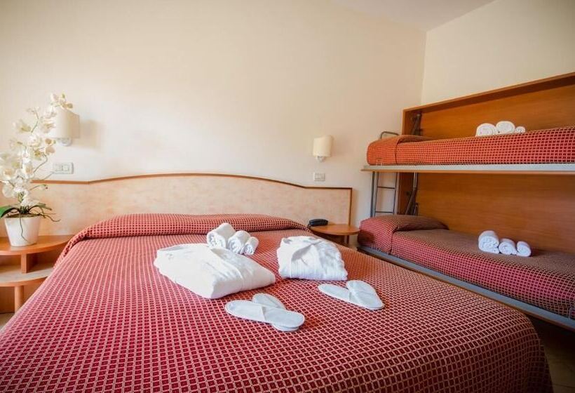 غرفة قياسية رباعية مطلة على البحر, Cervia