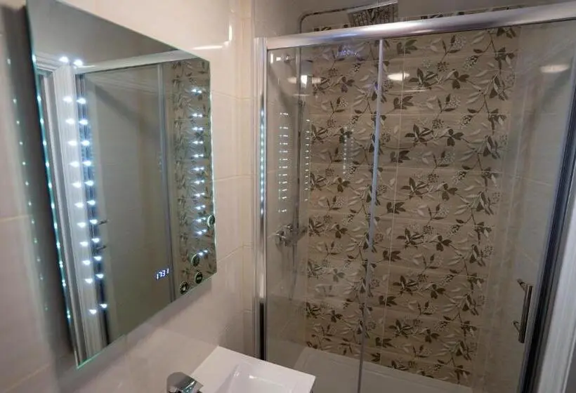 اتاق استاندارد سه نفره, Eagle Hotel Luton Airport