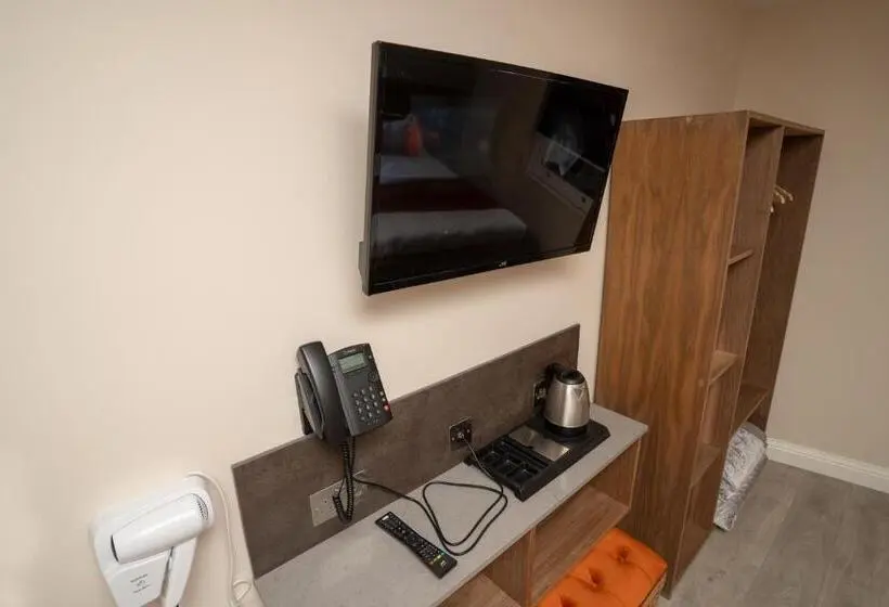 اتاق استاندارد سه نفره, Eagle Hotel Luton Airport