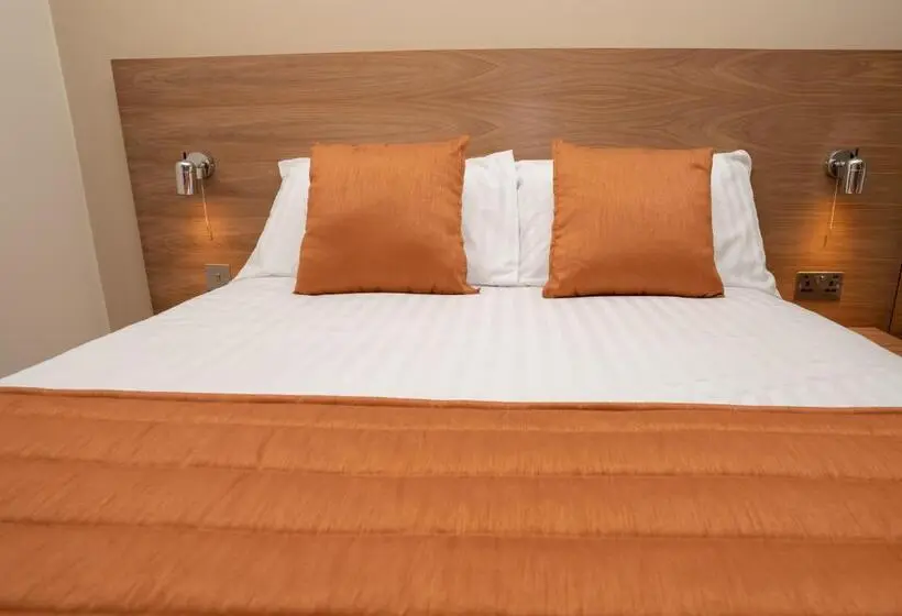 اتاق استاندارد سه نفره, Eagle Hotel Luton Airport