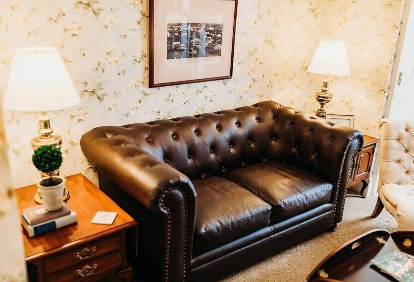 جناح مزود بجاكوزى, The Rochester Inn