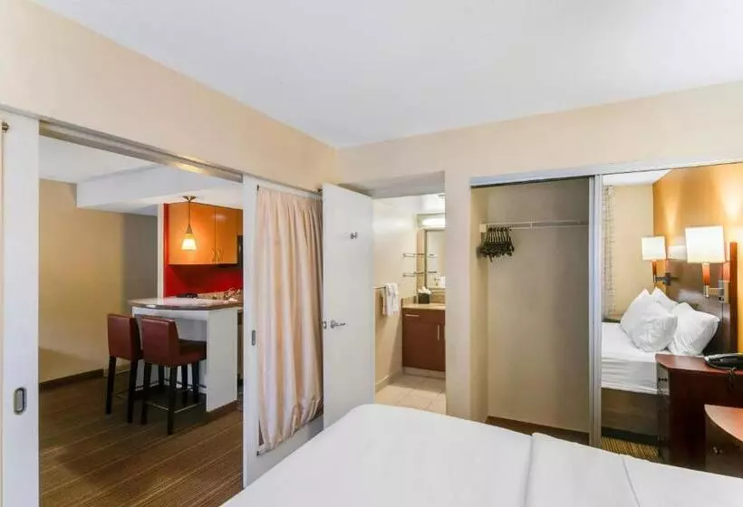 キングサイズベッドのスイートルーム, Avia Residences On Research Extended Stay