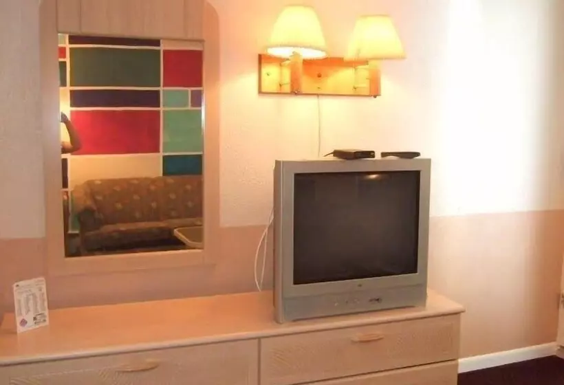スイート, Royal Court Motel