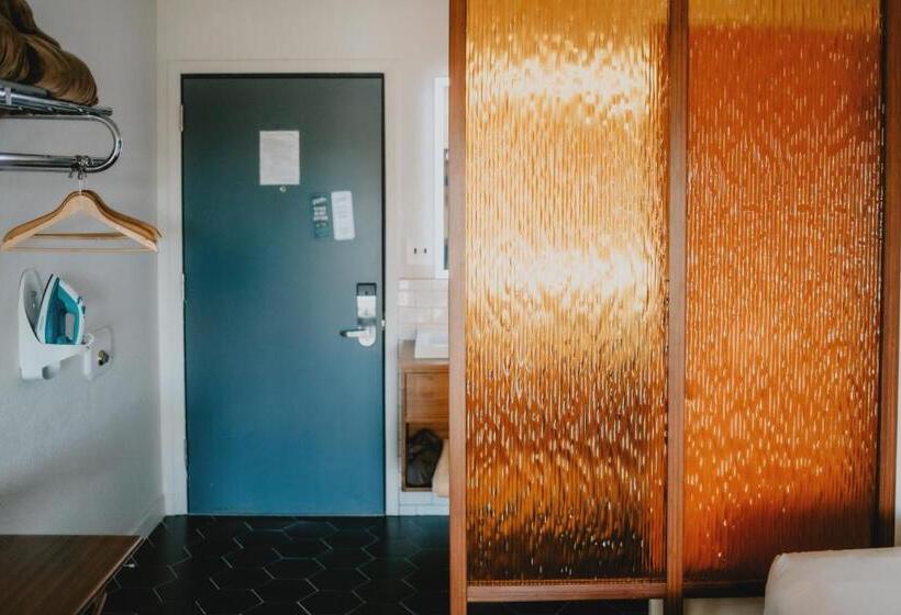 اتاق لوکس سه تخته, Sapphire Motel Midtown Bozeman