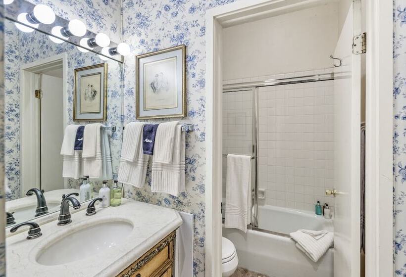 إستوديو ديلوكس, The Residence