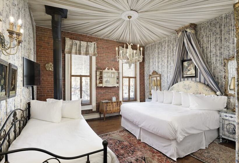 إستوديو ديلوكس, The Residence