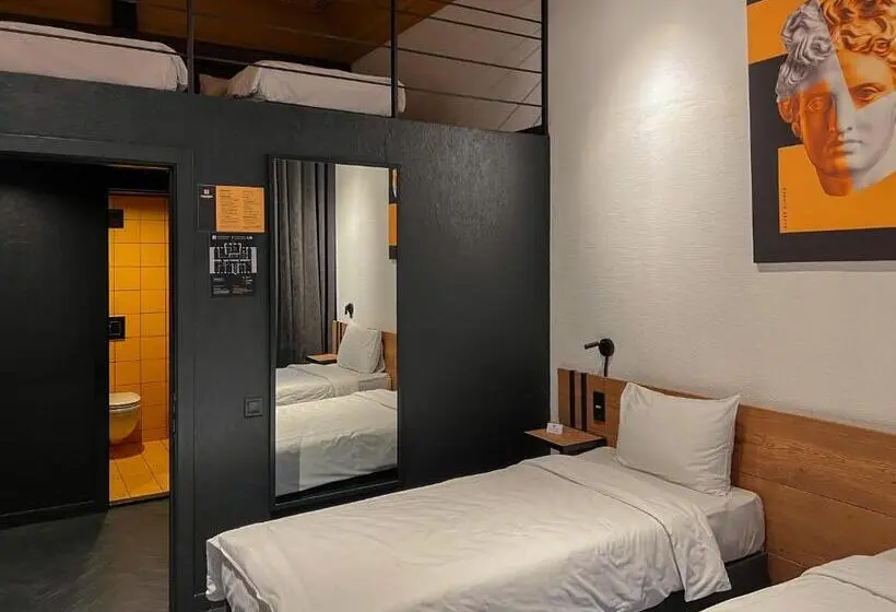 Neljän hengen Economy-huone jaetulla kylpyhuoneella, Globe Runner Hotel & Hostel