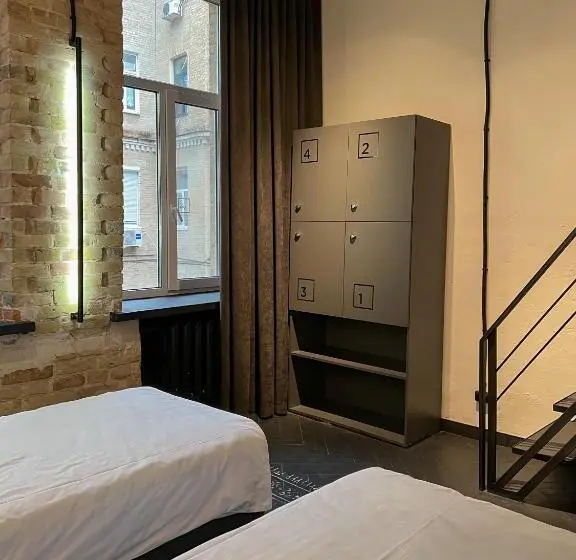 Neljän hengen Economy-huone jaetulla kylpyhuoneella, Globe Runner Hotel & Hostel