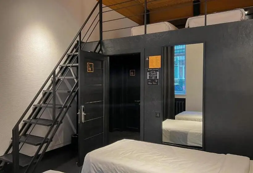 Neljän hengen Economy-huone jaetulla kylpyhuoneella, Globe Runner Hotel & Hostel