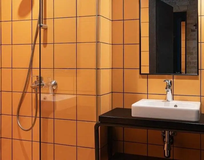 Perhehuone, Globe Runner Hotel & Hostel