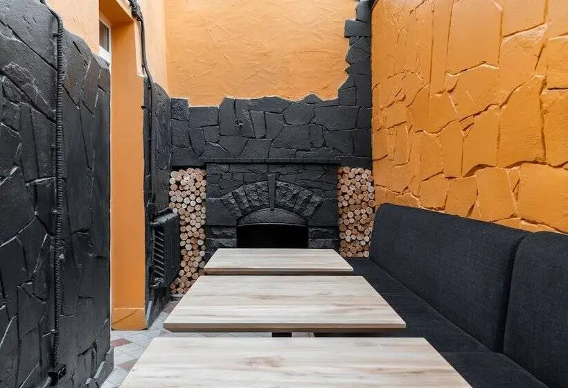 Perhehuone, Globe Runner Hotel & Hostel