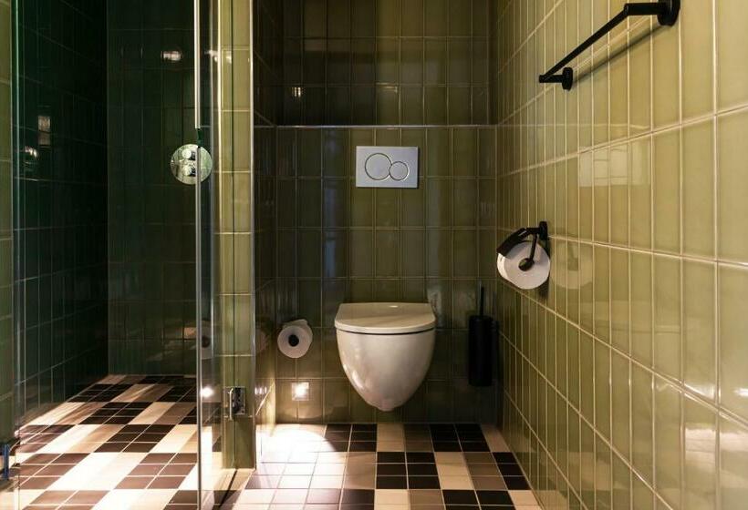 اتاق عادی, Mai Amsterdam