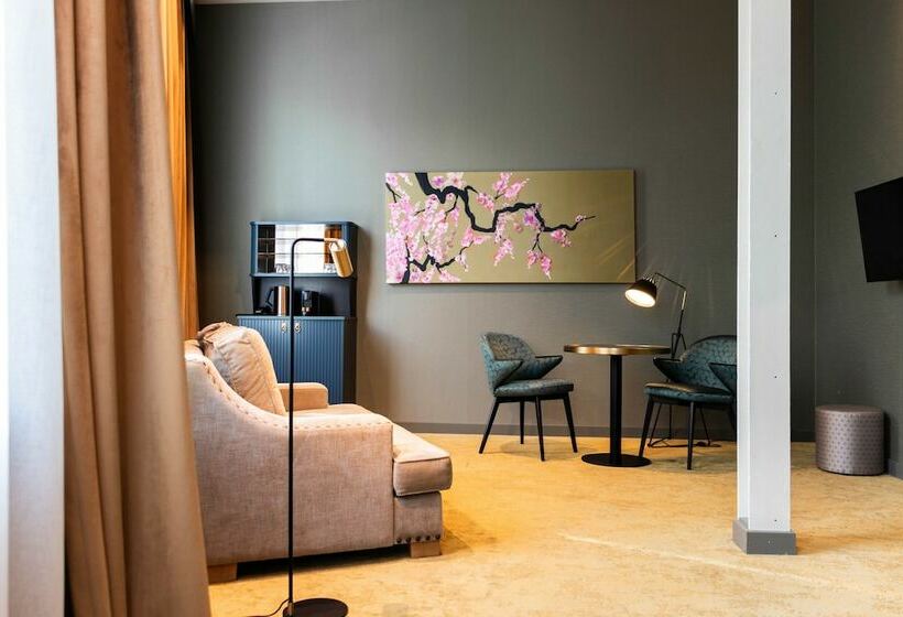 سوییت جونیور, Mai Amsterdam