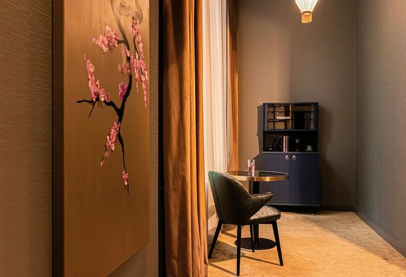 سوییت جونیور, Mai Amsterdam