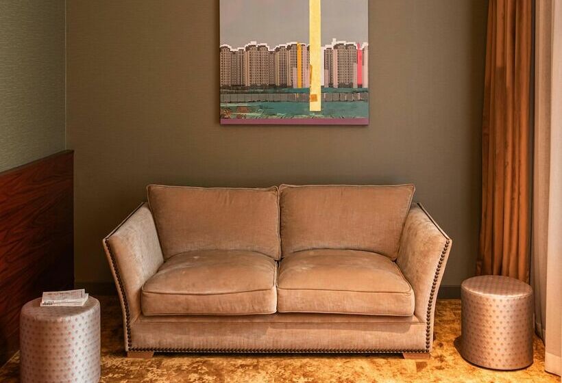 سوییت جونیور, Mai Amsterdam