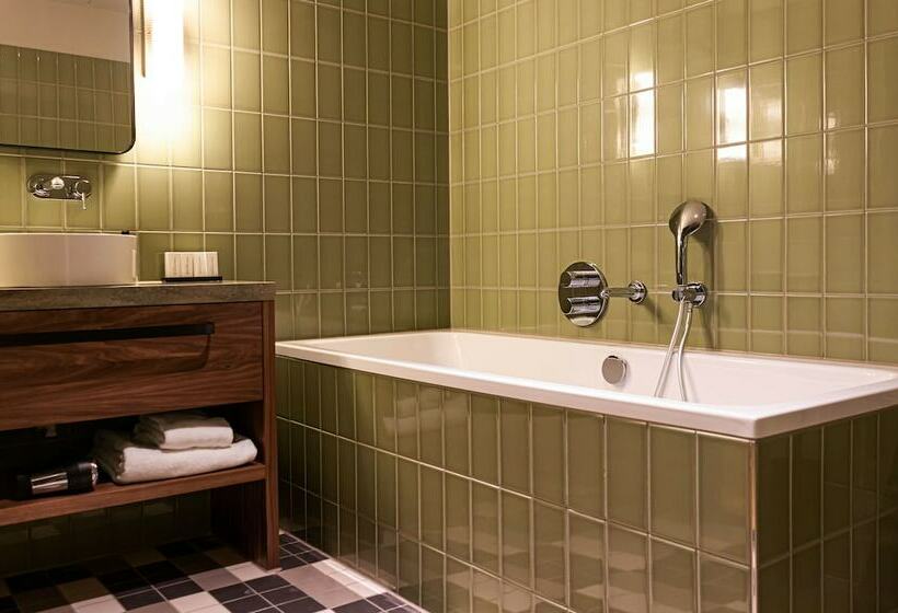 سوییت جونیور, Mai Amsterdam