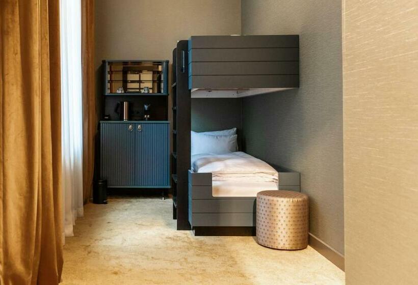 اتاق خانوادگی, Mai Amsterdam