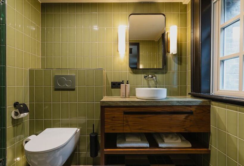 اتاق عادی, Mai Amsterdam