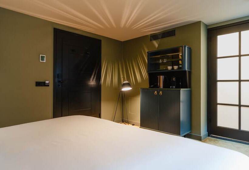 اتاق عادی, Mai Amsterdam