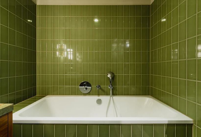 سوییت جونیور, Mai Amsterdam