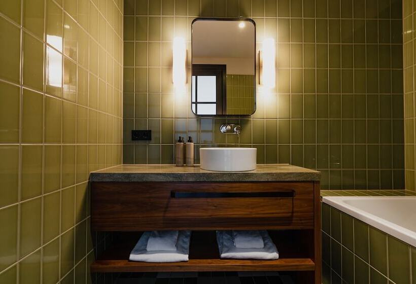 سوییت جونیور, Mai Amsterdam