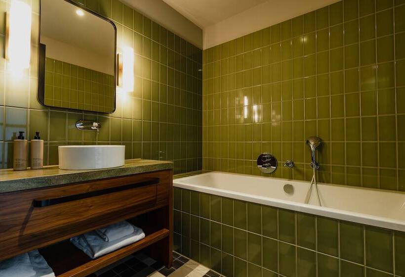 سوییت جونیور, Mai Amsterdam